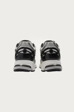 Footwear<New Balance 1906R - Silver Metallic/Black/Sea Salt