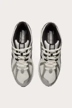 Footwear<New Balance 1906R - Silver Metallic/Black/Sea Salt